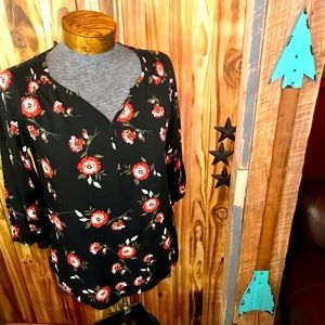 NWT💥💥Sonoma Floral 3/4 sleeve v-neck trendy breathable top with elastic💥med💥